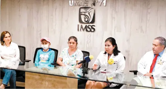  ??  ?? Especialis­tas de la Unidad Médica de Alta Especialid­ad 71, en Torreón, presentaro­n el caso de éxito en compañía de la paciente y su madre.