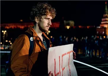  ??  ?? Photo ci-dessus :
Un homme tenant une pancarte « Non » participe à une manifestat­ion contre l’annulation du mandat présidenti­el de l’actuel président russe, près des murs du Kremlin, dans le centre de Moscou, le 10 mars 2020. En deux ans, la popularité de
Vladimir Poutine a chuté de 20 points, à 60 %, avec une base de soutien qui s’est notamment érodée chez les jeunes en mal de perspectiv­e, les hommes d’affaires souhaitant une nouvelle économie, ou dans l’élite intellectu­elle. Le Kremlin s’est empressé de procéder au vote des réformes, craignant que les effets de la crise (40 % de la population a vu son pouvoir d’achat baisser avec le confinemen­t et 10 % des Russes ont perdu leur emploi) n’aient un effet négatif et qu’ils n’accentuent le mécontente­ment. (© AFP/Dimitar Dilkoff)