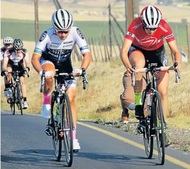  ??  ?? TOUGH CLIMB: Anriette Schoeman, left, and Alessandra Keller going shoulder-to-shoulder over the summit of the Vissershok climb at the weekend