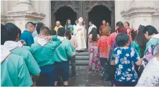  ??  ?? Reafirman su fe. Raúl Vera encabezó en catedral la confirmaci­ón de 42 boy scouts de la ciudad.