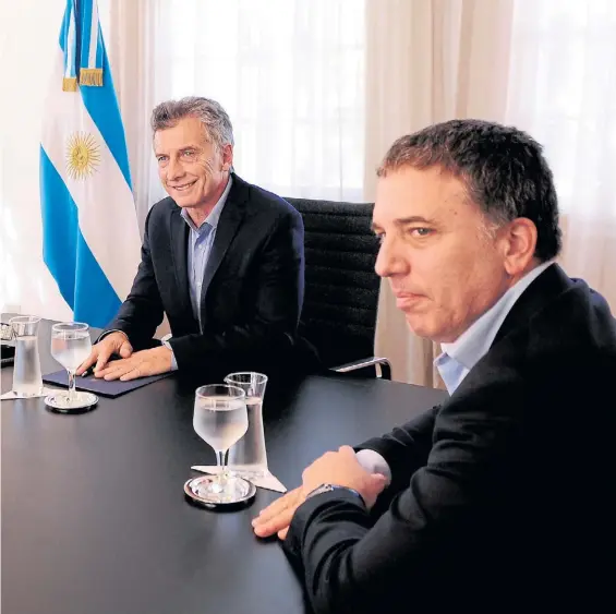  ?? JUANO TESONE ?? Reunión. Mauricio Macri y su nuevo ministro coordinado­r, Nicolás Dujovne. Ambos quieren un achique grande en los gastos.