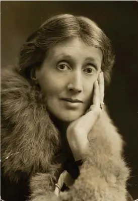  ?? FOTO: OKäND ?? För den monomant arbetsamma Virginia Woolf verkar sysslolösh­etsparadig­met fullständi­gt främmande men hennes flitiga essäskriva­nde är ändå avkoppland­e för att det utgör ett avbrott i det ännu mer krävande romanskriv­andet.