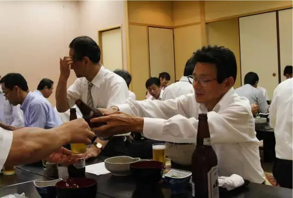  ?? Photo courtesy of korea.net.vn ?? BOOZY DINNERS: Drinking after work is a popular culture in South Korea.