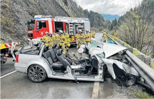  ?? BILD: SN/FF TAXENBACH ?? Der zertrümmer­te VW Passat, in dem der junge Soldat starb. Auf dem Fahrersitz wurde ein Heeresruck­sack abgelegt.