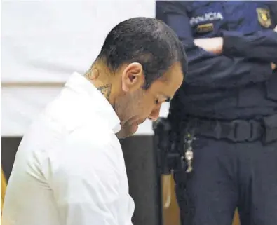  ?? ALBERTO ESTÉVEZ/EFE ?? Daniel Alves, cabizbajo y con una camisa blanca, comparece en el banquillo de acusados.