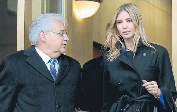  ?? BRADLEY C BOWER / BLOOMBERG ?? David Friedman con Ivanka y Donald Trump (detrás de su hija) saliendo de una comparecen­cia judicial en febrero del 2010