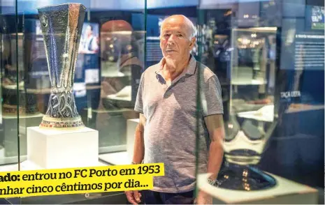  ??  ?? Zé Luís junto a dois dos sete títulos internacio­nais que o FC Porto conquistou