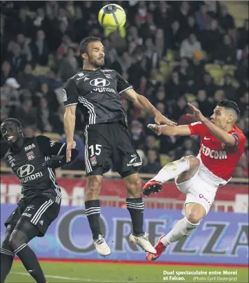  ?? (Photo Cyril Dodergny) ?? Duel spectacula­ire entre Morel et Falcao.