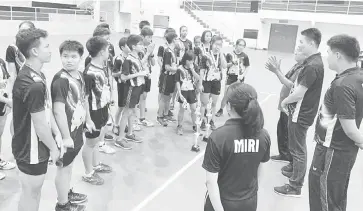  ?? ?? BERTEMU PEMAIN: Ling bersama jurulatih menemui pemain-pemain bola tampar Bahagian Miri.