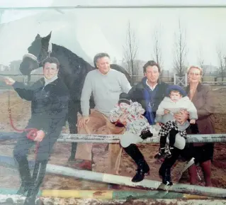  ??  ?? Maneggio Amadeus con la famiglia al Nuovo Centro Ippico Scaligero, di loro proprietà in riva all’Adige