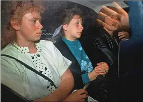 ??  ?? Murielle Bolle (à g.), le 27 octobre 1989, cinq après le décès de Grégory.