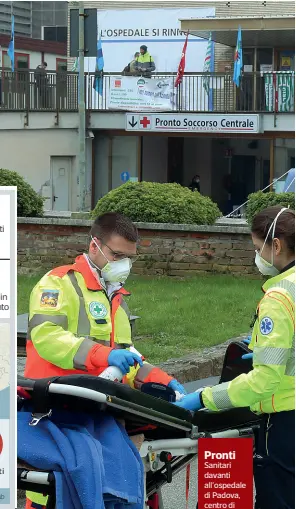  ??  ?? Pronti Sanitari davanti all’ospedale di Padova, centro di riferiment­o regionale per l’infezione da Covid19. Dietro, la tenda pneumatica