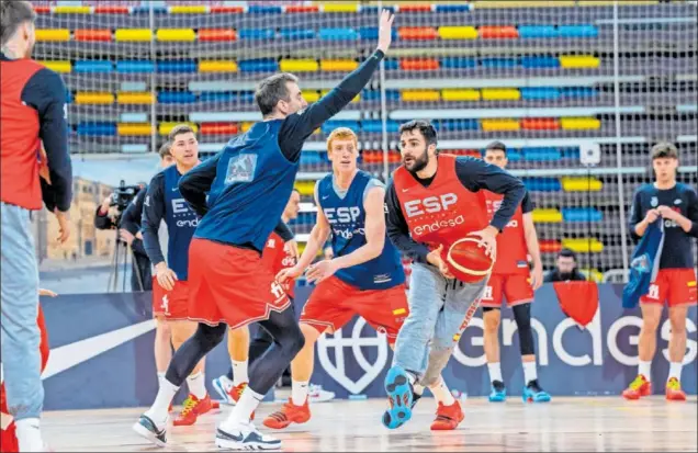  ?? ?? Joel Parra, Víctor Claver, Alberto Díaz y Ricky Rubio, en un entrenamie­nto de la Selección española.