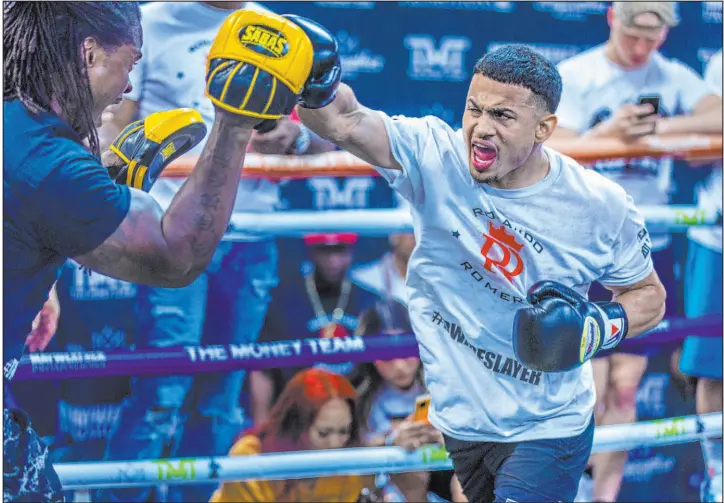  ?? L.E. Baskow Las Vegas Review-journal @Left_eye_images ?? Rolando Romero pounds the mitts of trainer Cromwell Gordon in preparatio­n for his secondary WBA 135-pound title bout against Gervonta Davis on Saturday in Brooklyn, N.Y.