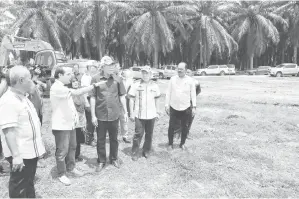  ?? — Gambar Bernama ?? LAWATAN: Mahdzir (empat kanan) melawat tapak Pembanguna­n Pembinaan Projek Kompleks Ternakan Ayam Pedaging (Sistem Tertutup) Tanjung Seratus ketika mengadakan lawatan kerja di Rompin, semalam. Turut hadir Pengerusi FELCRA Berhad, Datuk Ahmad Jazlan Yaakub (tiga kanan).