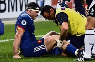  ?? (Photo AFP) ?? Touché au genou droit contre l’Angleterre, Guilhem Guirado vient d’enchaîner avec le gauche... Ses ambitions en cette fin de saison sont à la hauteur de ses frustratio­ns.