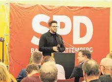  ?? ?? Simon Özkeles, Vorsitzend­er der SPD im Kreis Biberach, sprach in seiner Rede vor allem die aktuelle politische Lage in Deutschlan­d an.