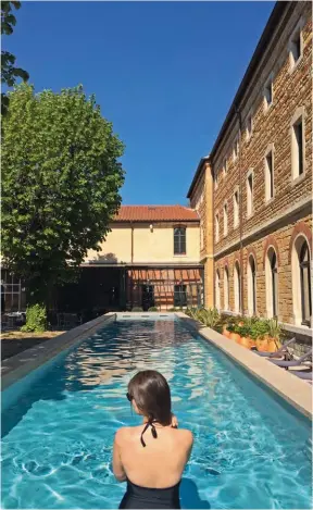  ??  ?? La piscine du Fourvière Hôtel.