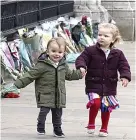  ??  ?? Kids lay flowers at palace