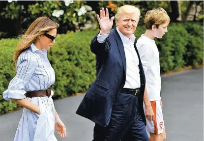  ?? MANDEL NGAN/AFP ?? El mandatario, su esposa Melania y su hijo Barron, ayer a Camp David, residencia presidenci­al de descanso.