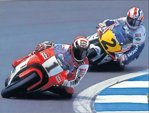  ??  ?? MÍTICO DUELO. Rainey, con la Yamaha dorsal 1 del Marlboro Team Roberts, perseguido por la Honda del Rothmans Team de Doohan.