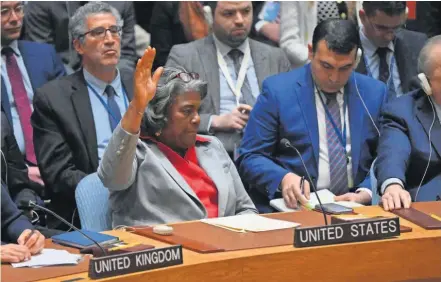  ?? ?? Embaixador­a dos EUA na ONU levantou o braço para se abster de votar na resolução