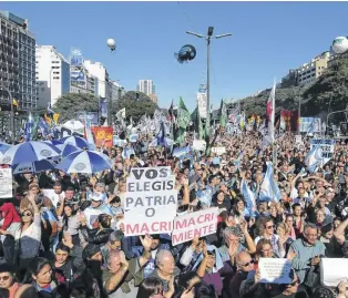  ?? TÉLAM ?? Los manifestan­tes cuestionar­on duramente las políticas económicas del macrismo.