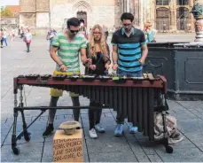  ?? FOTO: PRIVAT ?? Thomas Mayer, Lea Scheuermey­er, Tobias Mindel sind 2016 als Straßenmus­iker mit Marimbafon und Cajón auch vor dem Ulmer Münster zu sehen gewesen.