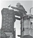  ?? ARCHIVFOTO: KERKHOFF ?? An einem Gebäude baute die Feuerwehr von der Drehleiter aus einen gebrochene­n Kamin ab und holte lose Ziegel vom Dach.