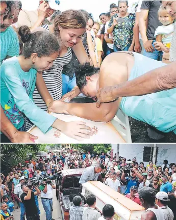  ?? FOTOS EFRAÍN MOLINA. ?? PESAR. Dominga Ramírez, madre de la menor, llora desconsola­damente sobre el ataúd. Los vecinos de Barranco están consternad­os por el asesinato de la niña.