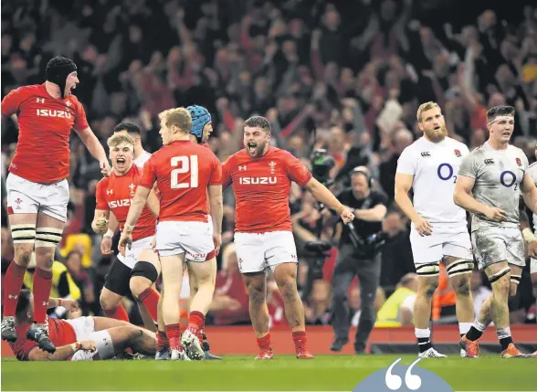  ?? STU FORSTER ?? ■ Wales player Nicky Smith (c) and team-mates celebrate on the final whistle