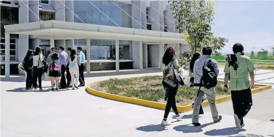  ?? FOTOS/MARTÍN MARTÍNEZ ?? La UNAM de León, una de las escuelas que recibirá las pruebas piloto para analizar el regreso a clases.