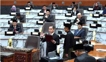  ??  ?? Ng takes his oath as the new Speaker of the Selangor DUN at the first meeting of the first session of the 14th assembly. — Bernama photo