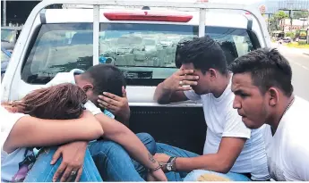  ??  ?? CAPTURA. Los cuatro sospechoso­s fueron apresados por la Policía en el bulevar del norte.