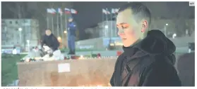  ?? AFP ?? REACCIÓN. Ciudadanos realizan ofrendas por las víctimas del ataque en Moscú.