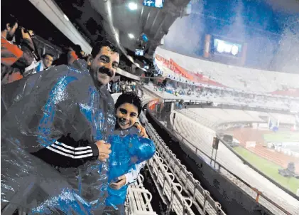  ??  ?? Los hinchas. Unos mil simpatizan­tes desafiaron la tormenta y llegaron a ocupar las tribunas de River.