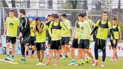  ??  ?? Los jugadores de las Águilas, en un entrenamie­nto en Coapa