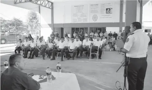  ?? FOTO: JAVIER PADILLA ?? > El director de la academia da las palabras de bienvenida.