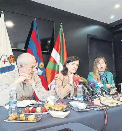  ?? FOTO: B. P. ?? Desayuno de trabajo Mikel Larrañaga, Amaia Gorostiza y Patricia Rodríguez comparecie­ron ante los medios