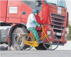  ?? FOTOS: DPA ?? Toter Winkel: Lkw-Fahrer haben oft keine Chance, den Radler rechtzeiti­g zu sehen.