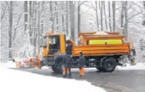  ??  ?? U nedostatku parkirališ­nih mjesta, posjetitel­ji se parkiraju pokraj ceste, zbog čega ne mogu proći autobusi ni ralice