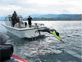  ?? [ Mike Bernard ] ?? Jama Nateqi ging für die Austria nicht baden, sondern im eiskalten Attersee schwimmen. Aber das tut er ohnehin jeden Tag – das ganze Jahr über.