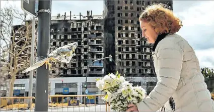  ?? EL PAÍS ?? Valencia (España). Una mujer deja este sábado un ramo de flores en recuerdo a las víctimas del incendio