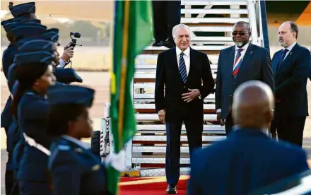  ?? Phill Magakoe/AFP ?? Presidente Michel Temer chega ao aeroporto de Pretoria na África do Sul para participar de encontro do Brics