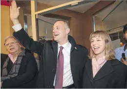  ?? PETER MCCABE ?? Dollard-des-Ormeaux’s mayor-elect Alex Bottausci, shown with wife Kim Singerman, referred to himself as a “team-builder” following Sunday’s election and that “new faces will come with new ideas.”