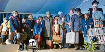  ??  ?? In Oberliezhe­im spielt das ganze Dorf mit Theater. Diese Szene zeigt die Ankunft von Flüchtling­en nach dem Zweiten Weltkrieg.