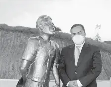  ??  ?? El alcalde de El Carmen, Rodrigo Mena, junto a un monumento. (Foto municipio).