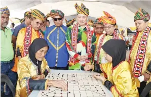  ??  ?? HAJIJI, Musbah, Japlin dan Idris menyaksika­n permainan Suki, iaitu‘Chess’ala Bajau Sama. Hajiji menyatakan bahawa permainan tradisi seperti begini harus dipelihara.