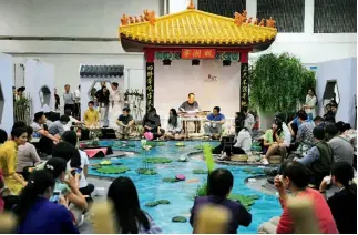  ?? Qushuilius­hang. ?? 28 de mayo de 2016. Sentadas alrededor de un arroyo sinuoso, las personas prueban el té imitando la antigua tradición