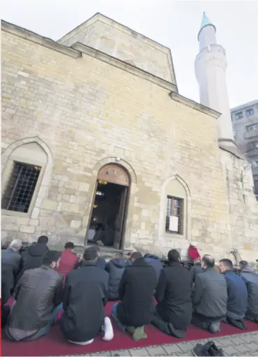  ??  ?? Bajrakli džamija u Beogradu u kojoj se okupljaju muslimani iz Srbije